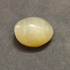 Certified Cats Eye Lahsuniya Stone (लहसुनिया स्टोन) , Weight- 8.19 carat